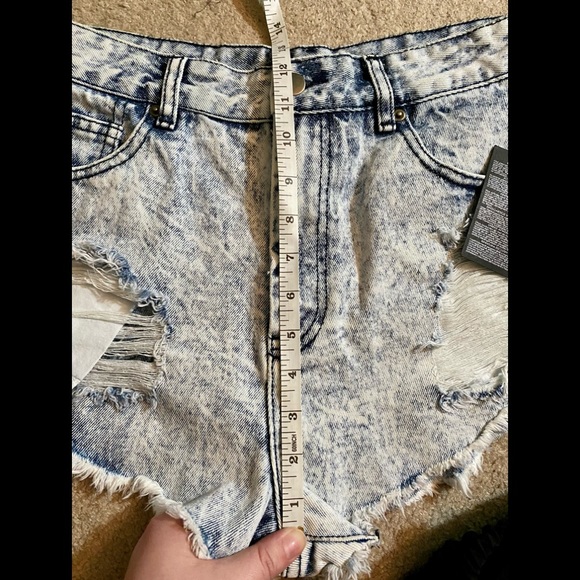 New with tags, high waisted light wash jean shorts. - Picture 7 of 10